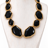 Conjunto de colar e brinco com pedras pretas facetadas e aro dourado