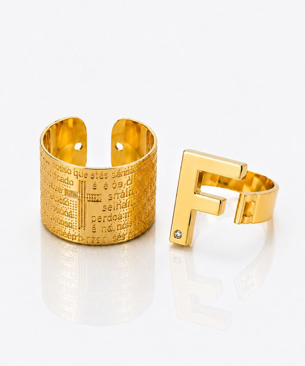 Kit inicial F: bracelete dourado aberto com letra F e detalhe de impressão dourada