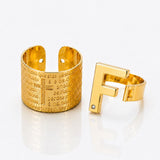 Kit inicial F: bracelete dourado aberto com letra F e detalhe de impressão dourada