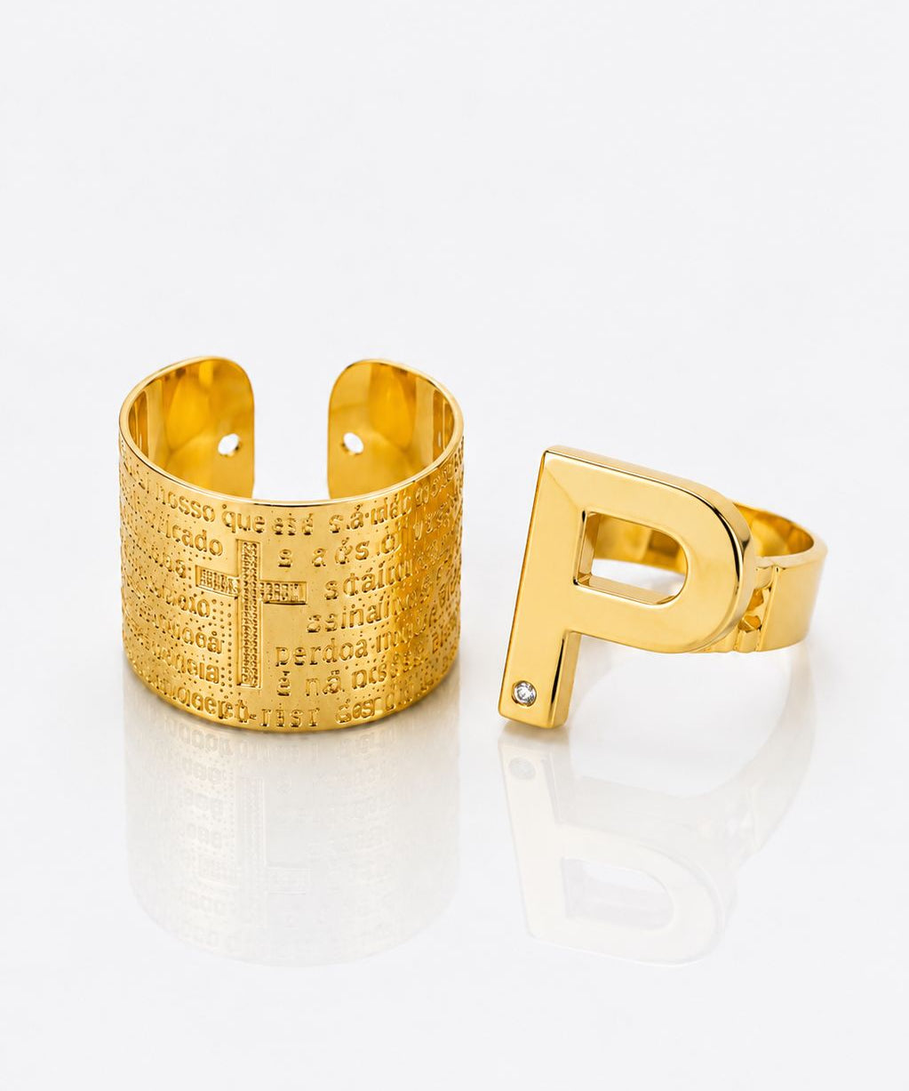 Bracelete dourado ajustável com abertura e inicial P em destaque