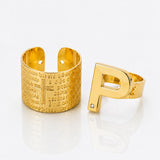Bracelete dourado ajustável com abertura e inicial P em destaque