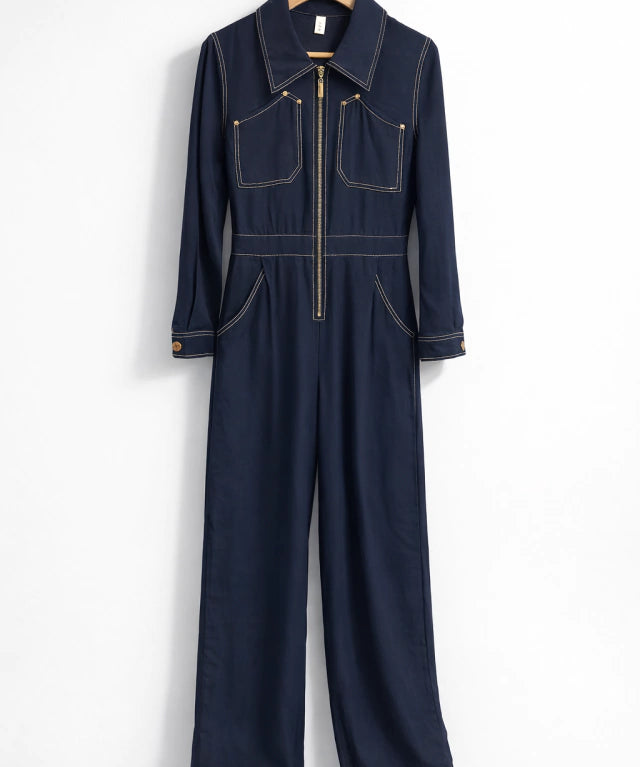 Macacão longo azul-marinho com zíper frontal, gola, bolsos e punhos abotoados