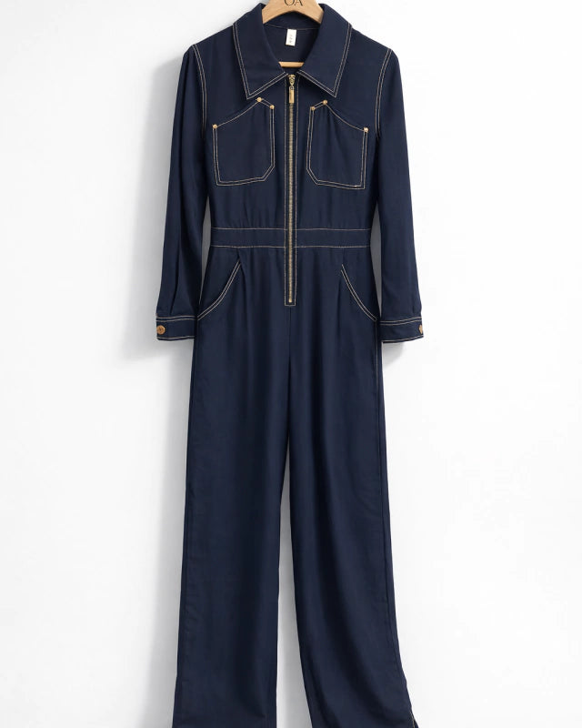 Macacão longo azul-marinho com zíper frontal, gola, bolsos e punhos abotoados