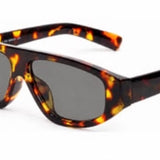 Óculos de armação estilo tartaruga escura com lentes escuras e hastes listradas.