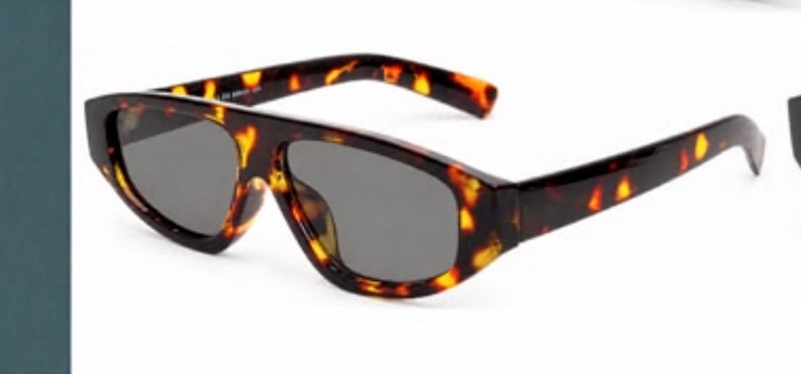 Óculos de armação estilo tartaruga escura com lentes escuras e hastes listradas.