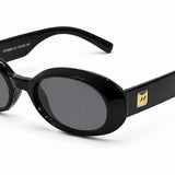 Óculos de sol pretos com lentes escuras e armação oval, logotipo na haste.