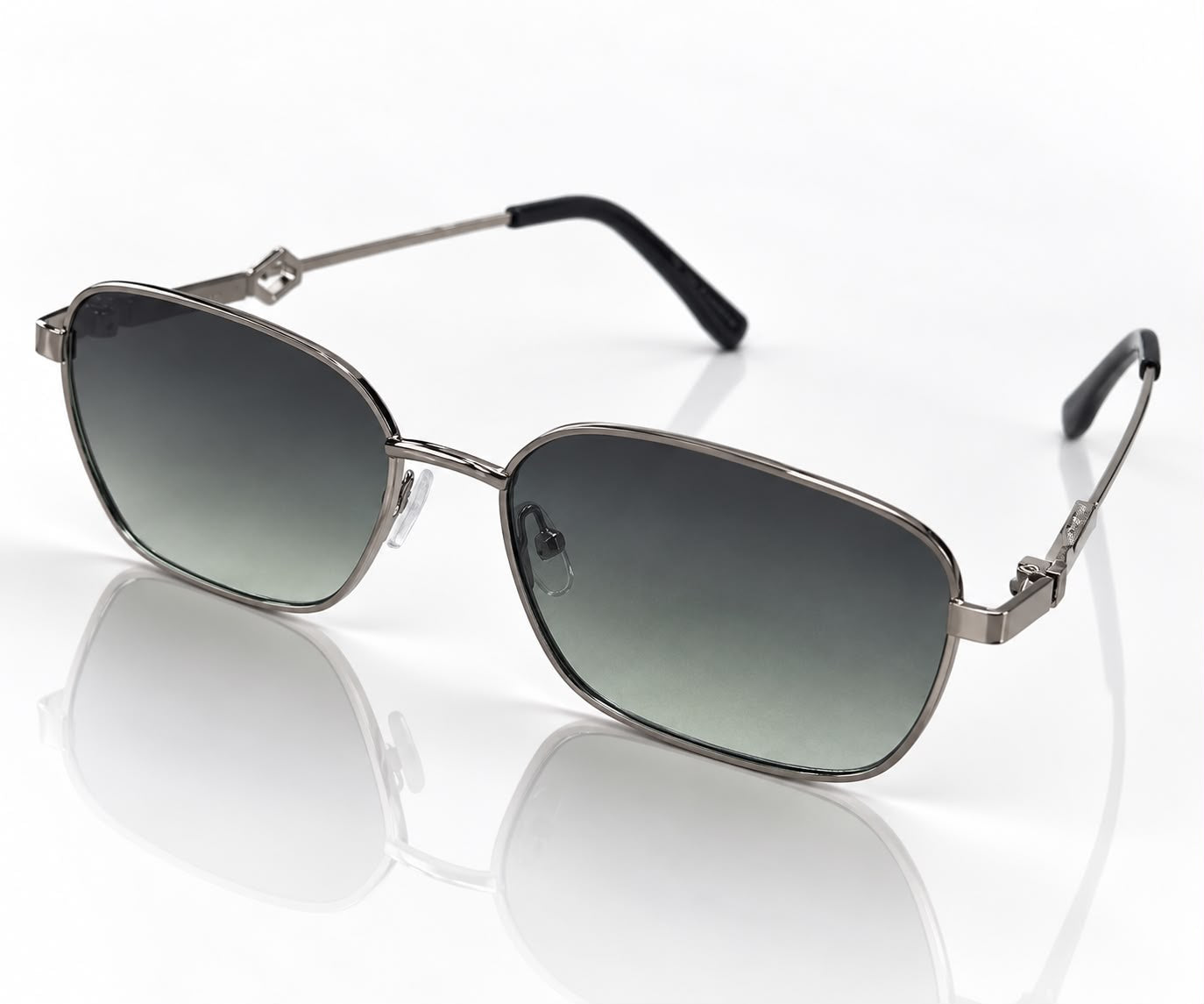 Óculos com armação prateada e lentes escuras ovais