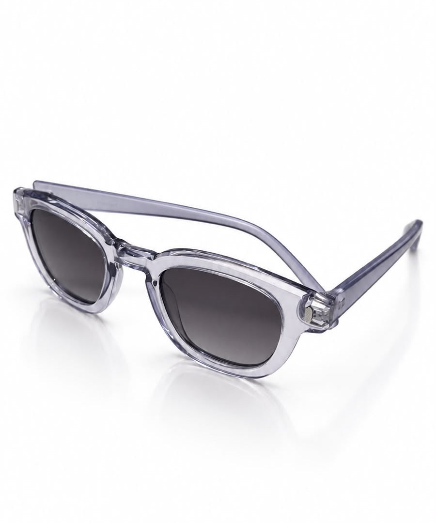 Óculos de sol com armação azul e lentes escuras, formato clássico.
