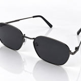 Óculos de sol com armação preta e lentes escuras formato oval