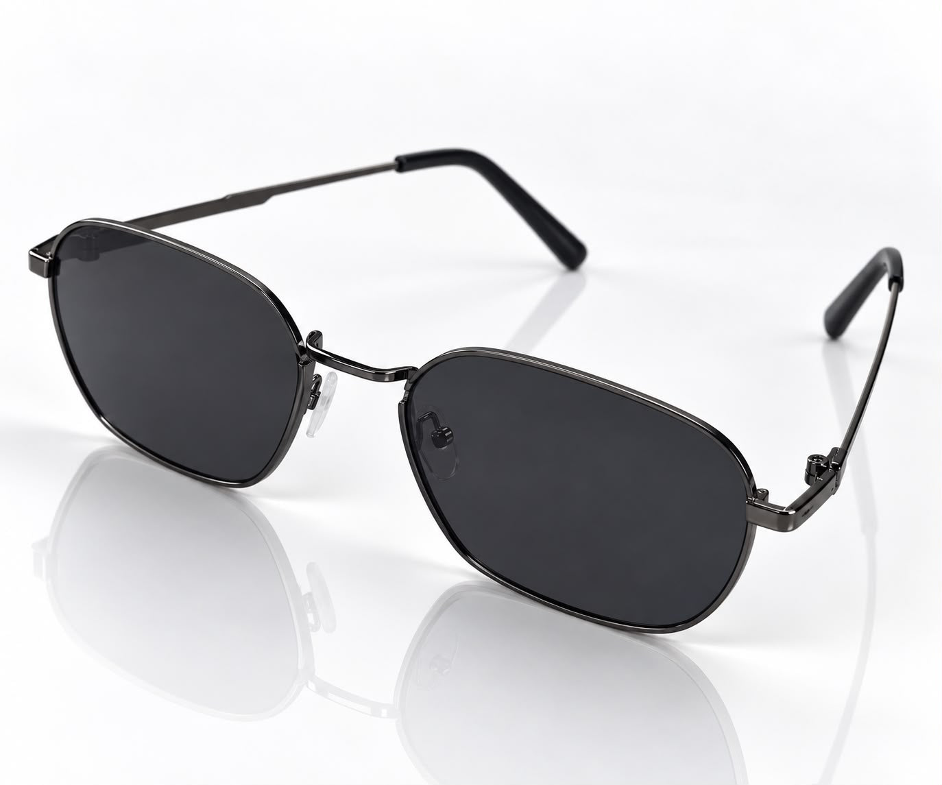 Óculos de sol com armação preta e lentes escuras formato oval