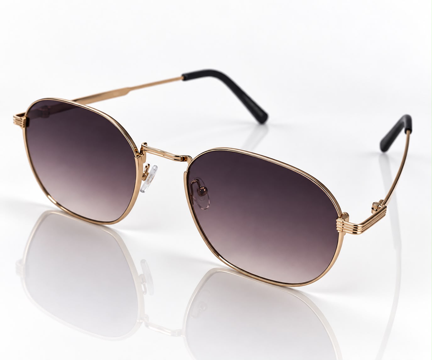 Óculos de sol armação dourada lentes degradê violeta formato oval