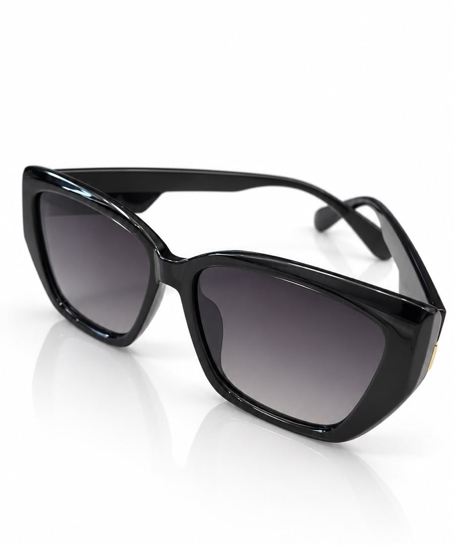 Óculos escuros pretos com lentes escuras e armação estilo gatinho