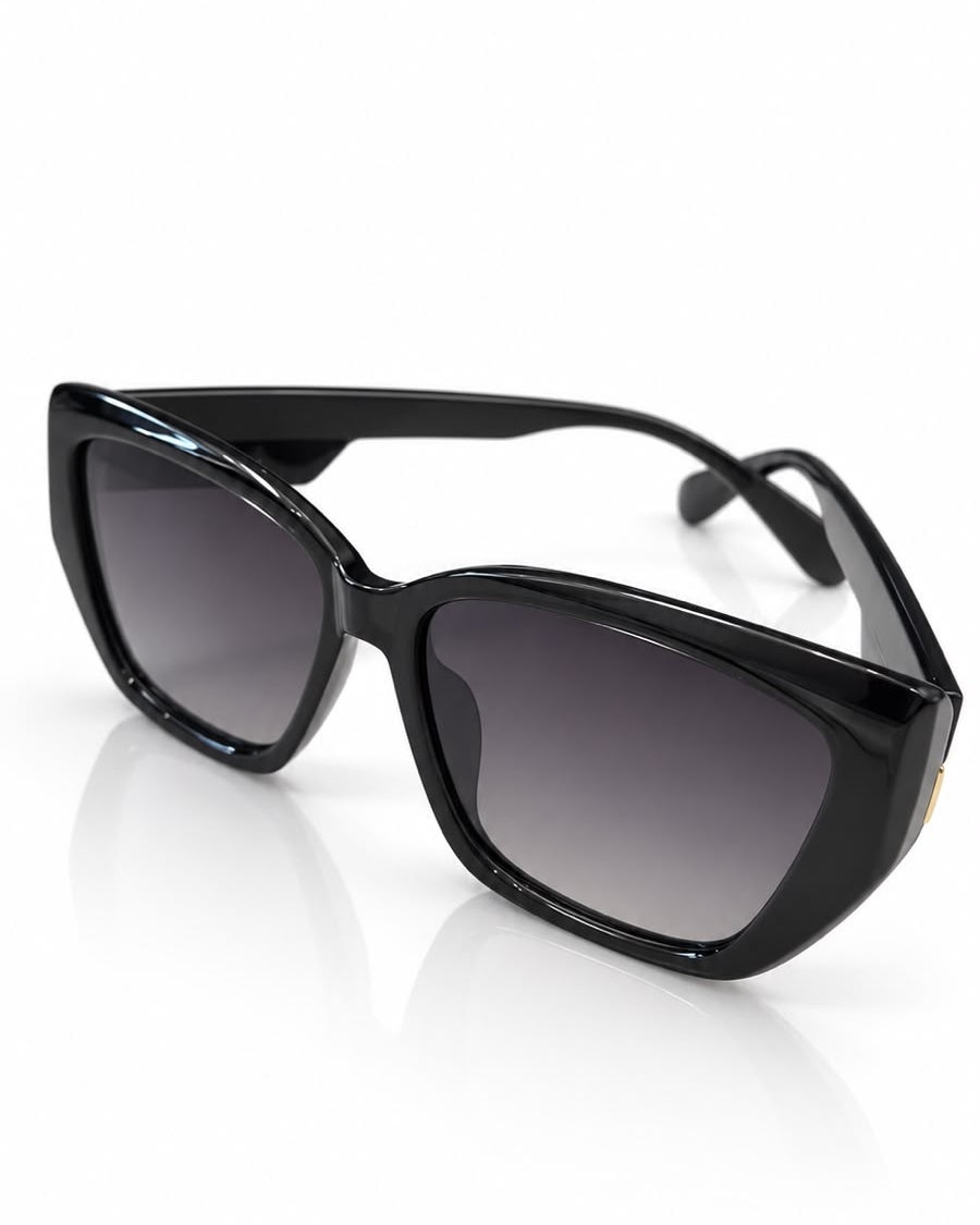 Óculos escuros pretos com lentes escuras e armação estilo gatinho