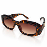 Óculos de armação tartaruga com lentes marrons, formato oval