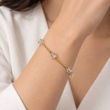 Pulseira dourada com cristais transparentes em formato oval e fecho elástico