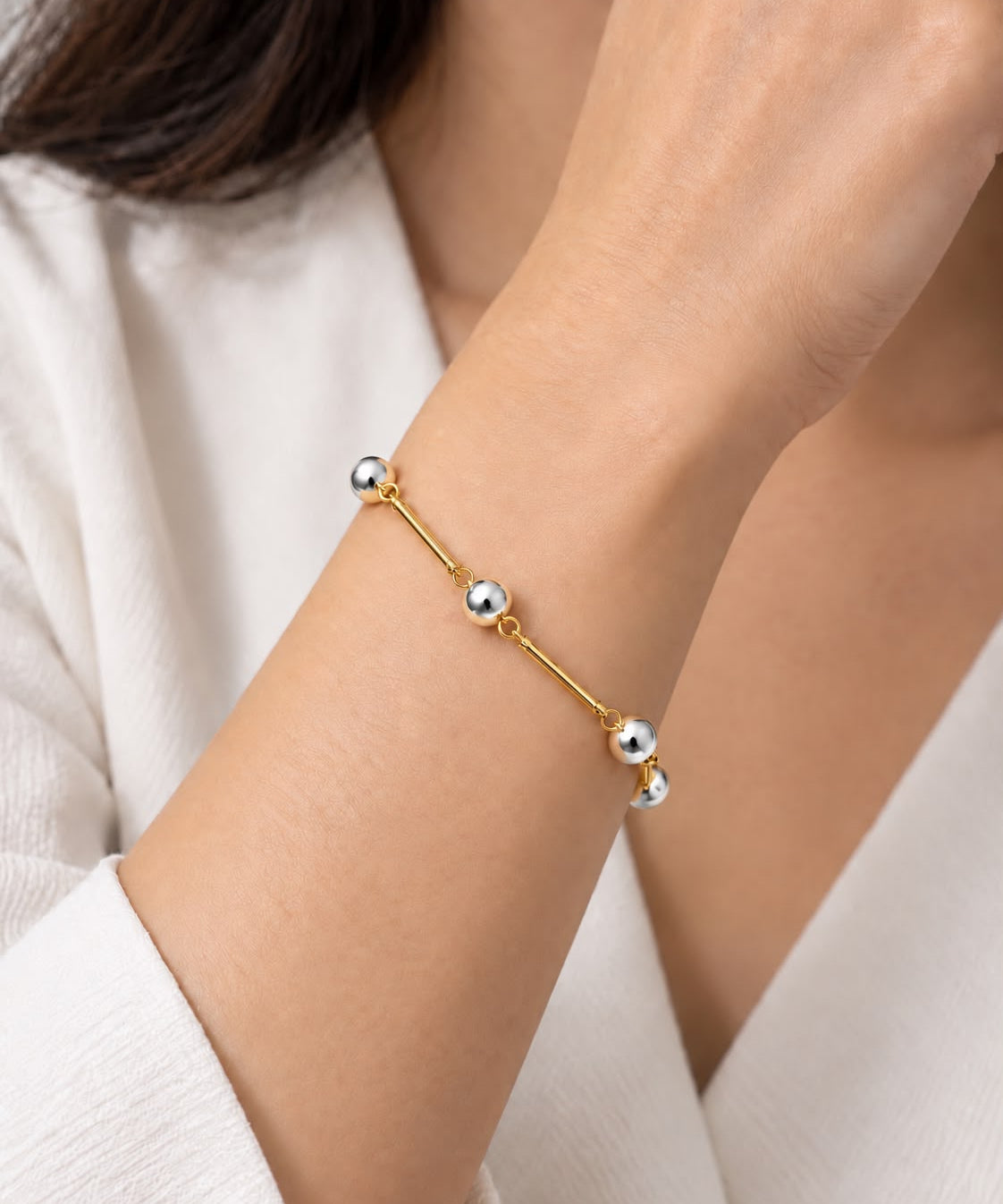 Pulseira Ana Célia Silver com corrente dourada e esferas prateadas