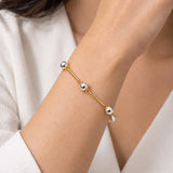 Pulseira Ana Célia Silver com corrente dourada e esferas prateadas