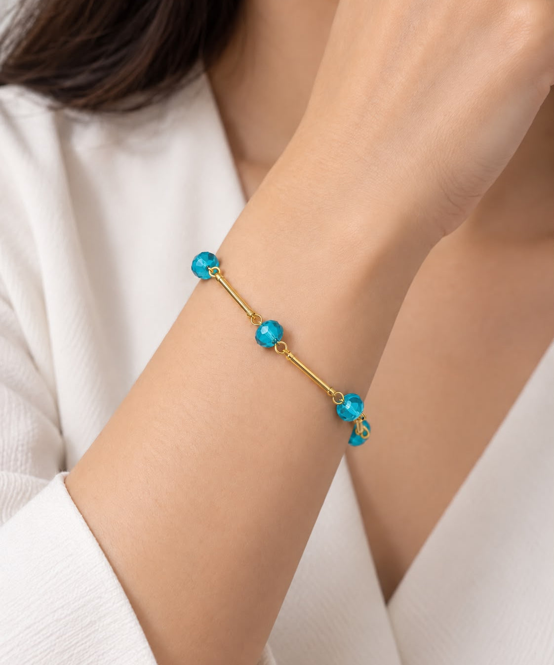 Pulseira dourada com contas redondas turquesa