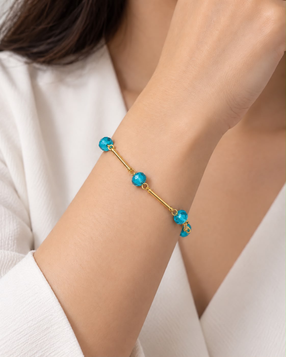 Pulseira dourada com contas redondas turquesa