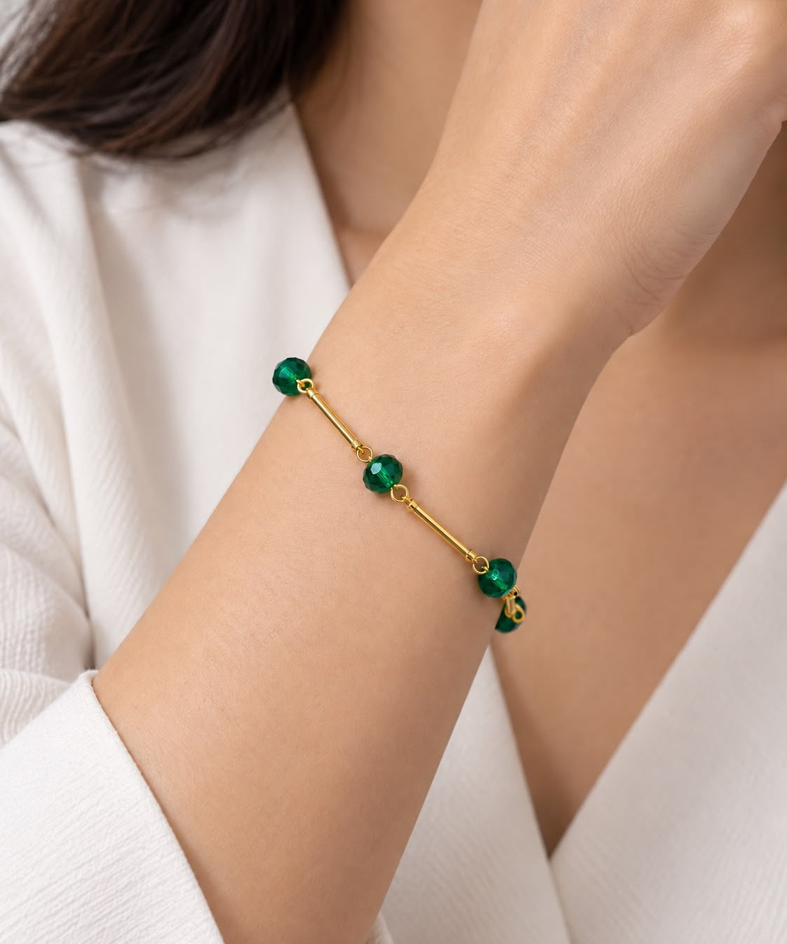 Pulseira com contas verdes e elos dourados