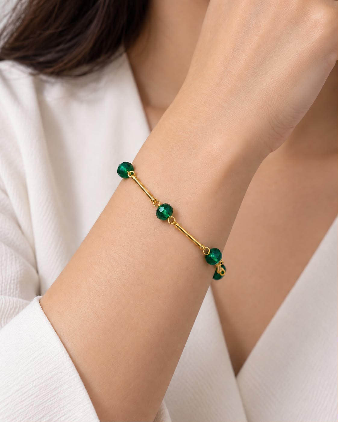 Pulseira com contas verdes e elos dourados