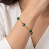 Pulseira com contas verdes e elos dourados