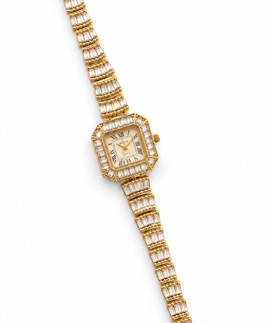 Relógio dourado com mostrador retangular e pulseira metálica cravejada