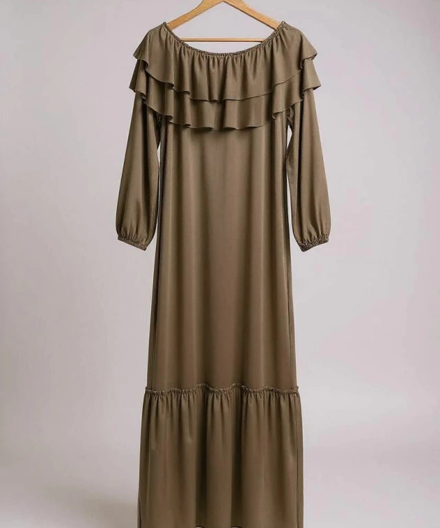 Vestido longo marrom com babados no ombro e na frente, mangas bufantes e barra lisa