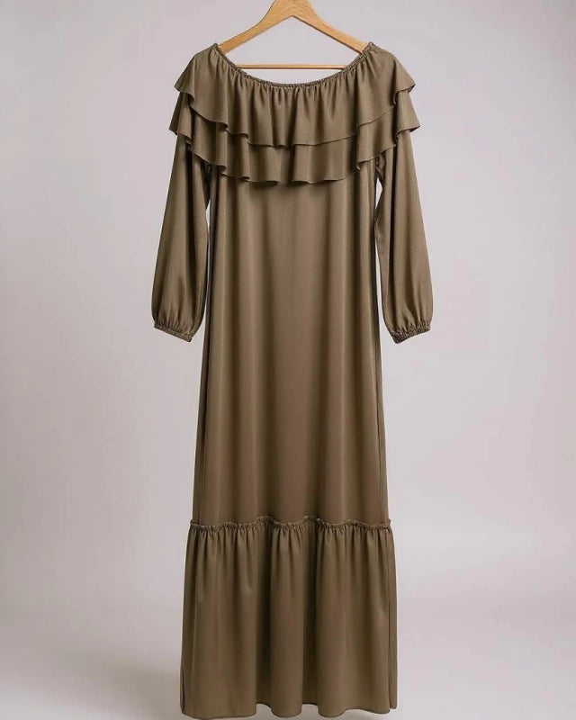 Vestido longo marrom com babados no ombro e na frente, mangas bufantes e barra lisa