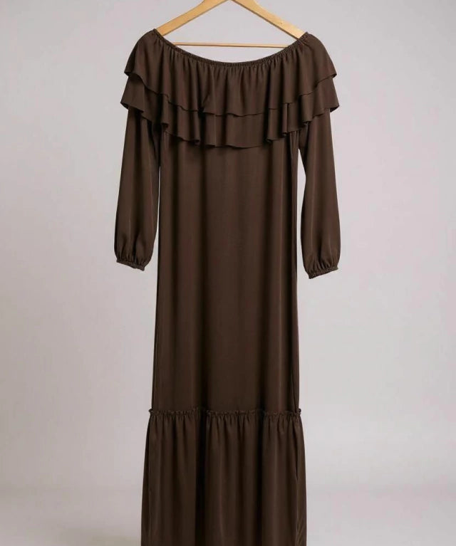 Vestido longo marrom escuro com babados no decote, mangas bufantes e saia ampla