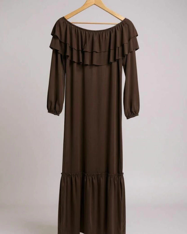 Vestido longo marrom escuro com babados no decote, mangas bufantes e saia ampla