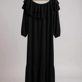 Vestido longo preto com babados no decote, mangas bufantes e saia ampla