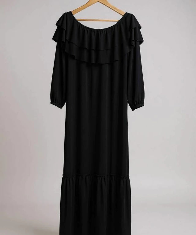 Vestido longo preto com babados no decote, mangas bufantes e saia ampla