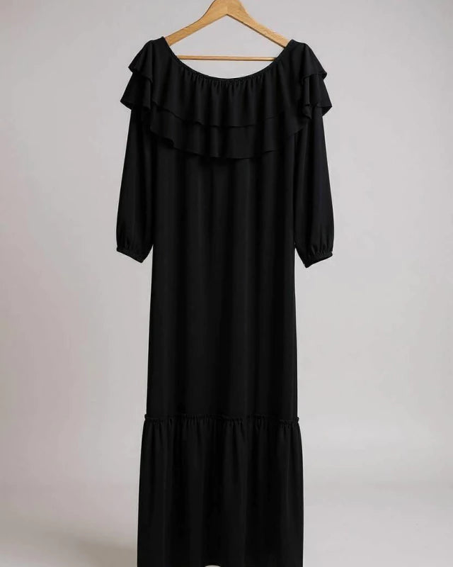 Vestido longo preto com babados no decote, mangas bufantes e saia ampla