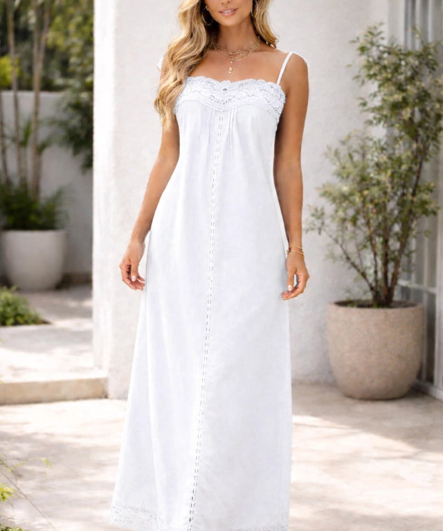 Vestido branco longo de alças finas com babados e renda na barra