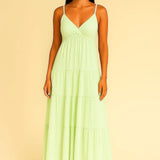 Vestido Yandra verde-claro, alças finas e decote V, saia longa com camadas