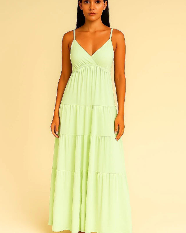 Vestido Yandra verde-claro, alças finas e decote V, saia longa com camadas