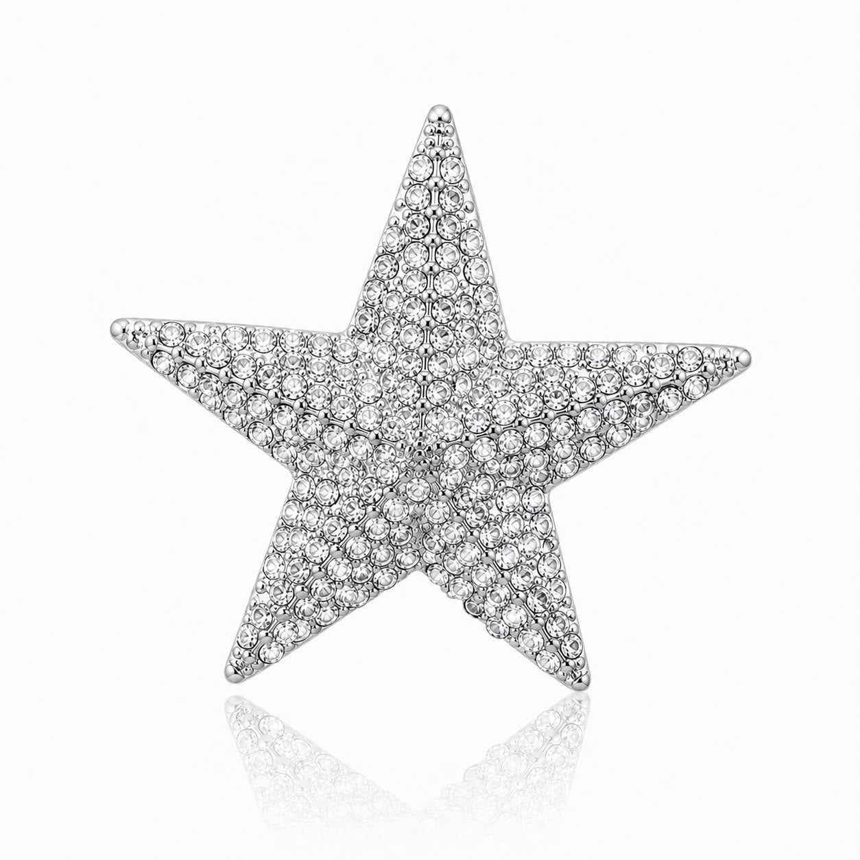 Broche estrela com cristais brilhantes em tom prateado, formato de estrela vazada.