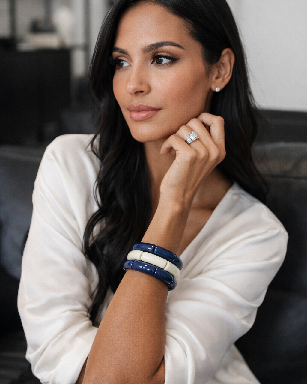 Trio de pulseiras azul e off-white com três voltas, usada no pulso