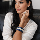 Trio de pulseiras azul e off-white com três voltas, usada no pulso
