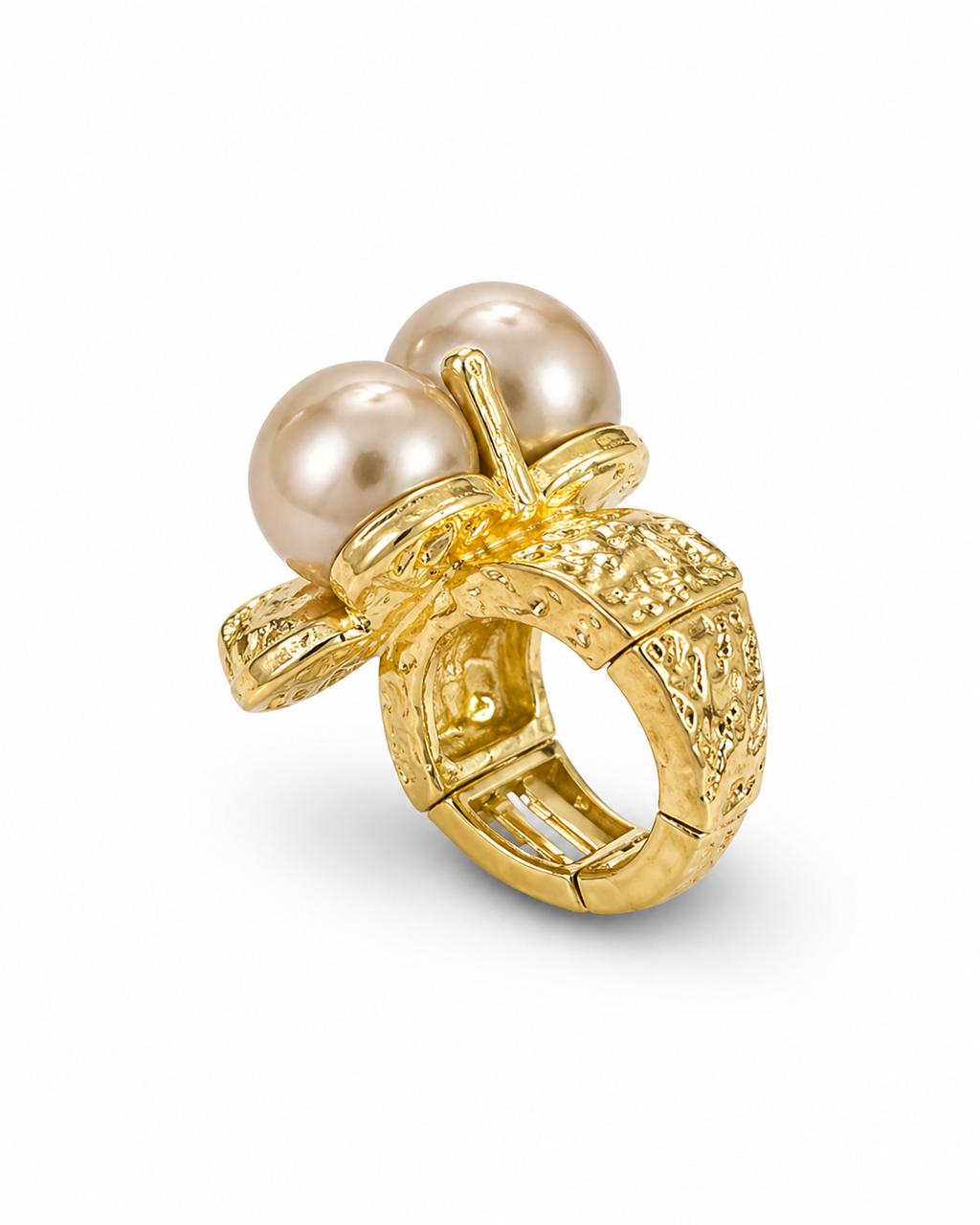 Anel dourado com três pérolas e base vazada texturizada.