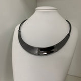 Colar choker preto com detalhe metálico
