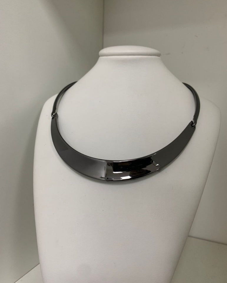 Colar choker preto com detalhe metálico