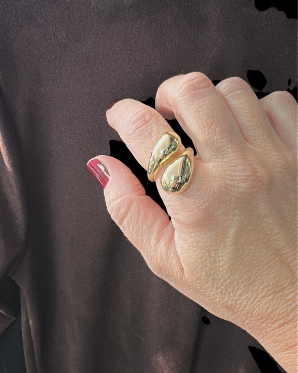 Anel dourado Mikonos maxi com pedra verde e detalhes coloridos