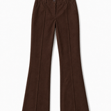 Calça flare marrom escura em tecido tipo couro, cintura média e botão frontal central.