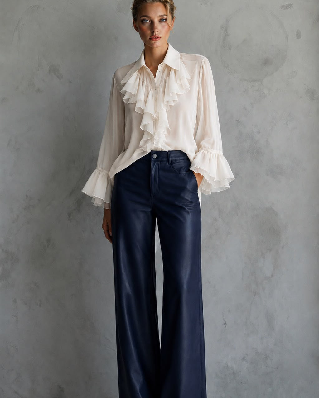 Calça Gregória marinho de cintura alta, pantalona ampla com bolsos e botão frontal.
