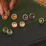 Par de brincos Artemis com pedra redonda verde fosco e aro metal dourado
