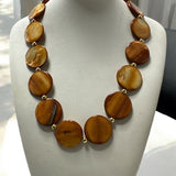 Colar com contas ovais marrons e acabamento dourado
