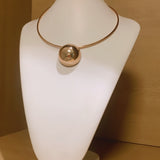 Colar Ana Rose Premium com pingente esférico dourado e cordão preto