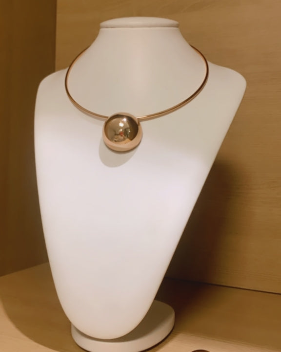 Colar Ana Rose Premium com pingente esférico dourado e cordão preto